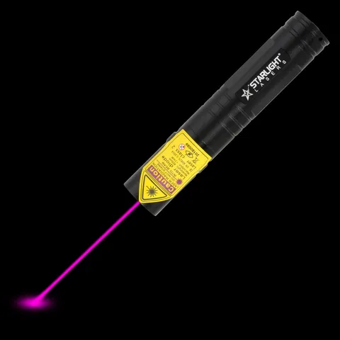Kompakter violetter Laserpointer V2 Pro mit sichtbarem Laserstrahl im Dunkeln